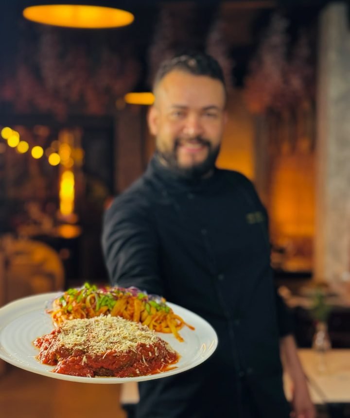 Chef Ivan Costa apresentando um prato