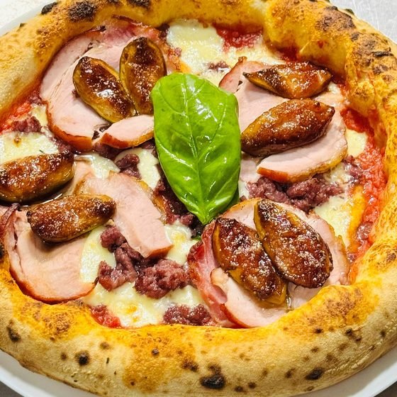 Pizza de fermentação natural com figo e mortadela